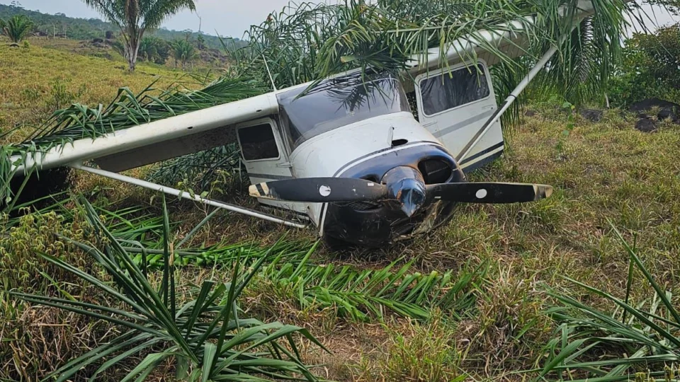 Avião suspeito é encontrado abandonado no lavrado em Roraima