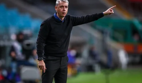 Tiago Nunes chega ao RJ e faz previsão sobre o Botafogo no Brasileirão