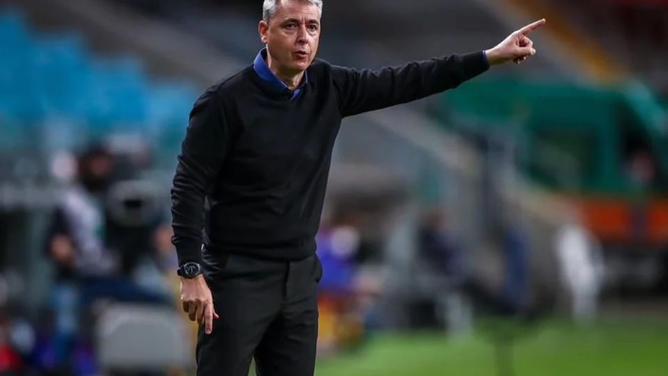 Tiago Nunes chega ao RJ e faz previsão sobre o Botafogo no Brasileirão
