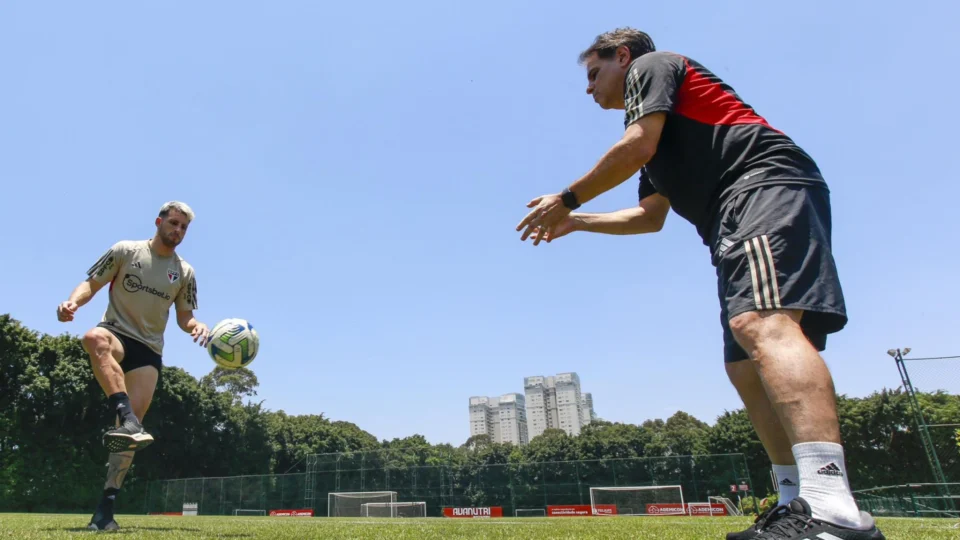 Calleri treina com bola e avança na recuperação de cirurgia no tornozelo