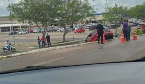Motorista perde controle do carro e tomba em estacionamento de shopping no Acre