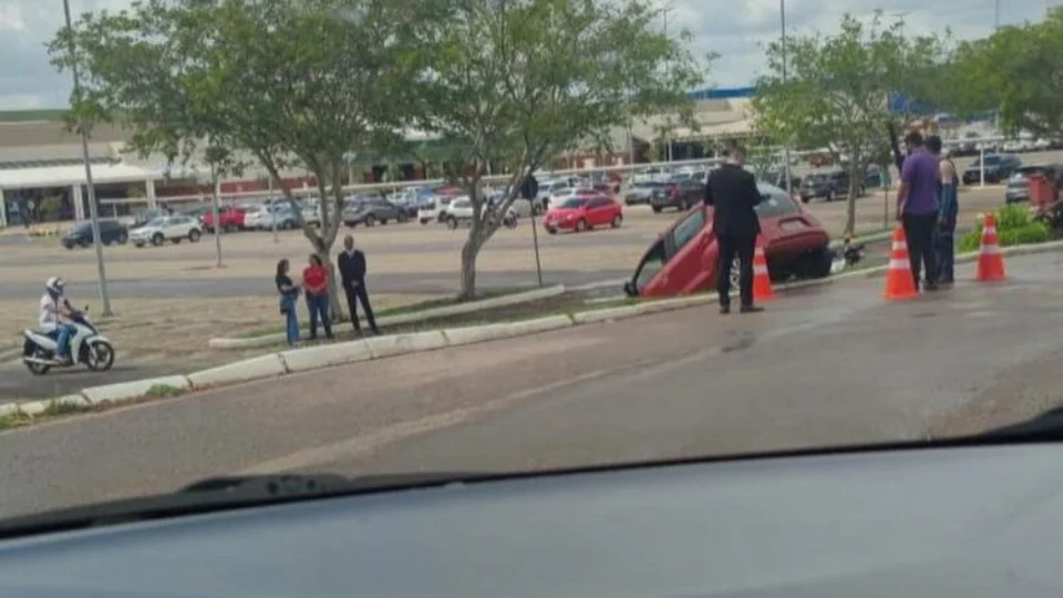 Motorista perde controle do carro e tomba em estacionamento de shopping no Acre