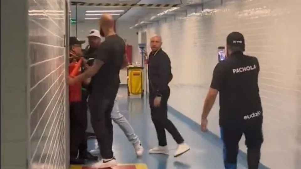 VÍDEO: Alessandro Nunes, dirigente do Corinthians, tenta invadir sala do VAR