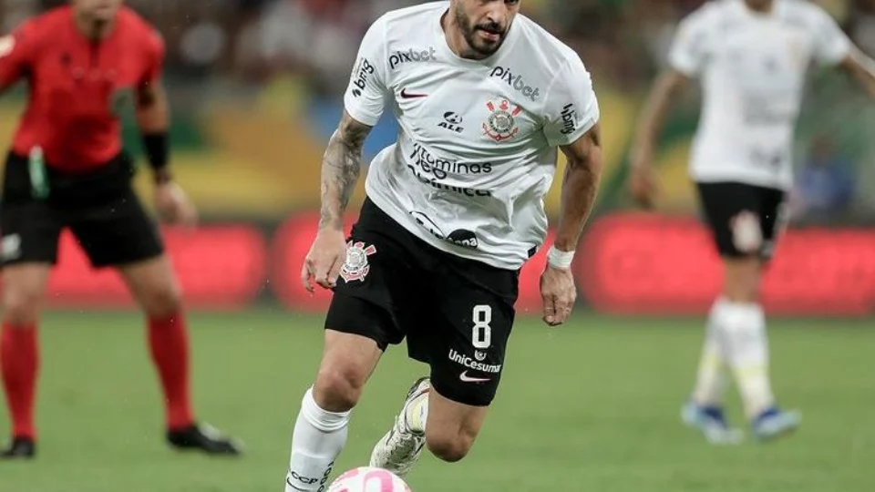 Renato Augusto se reapresenta e treina com proteção no ombro esquerdo