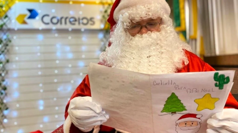 Papai Noel dos Correios tem mais de 150 mil cartinhas disponíveis para adoção
