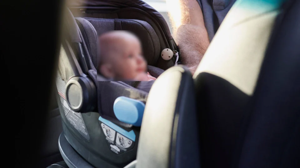 ‘Pensei que ele estava seguro’, diz mãe de menino morto esquecido em van