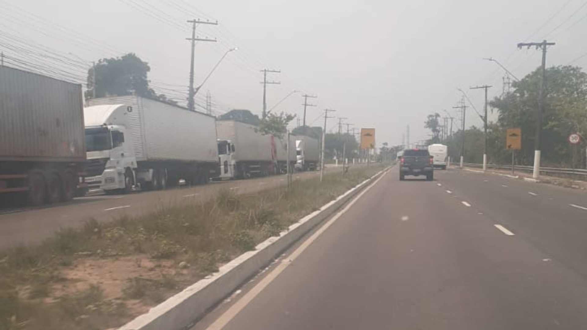 Dezenas de caminhoneiros esperam na avenida próximo a Ceasa - Foto: Portal Norte