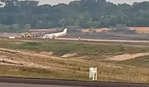 VÍDEO: avião perde o controle e fica atravessado na pista de aeroporto em Manaus 