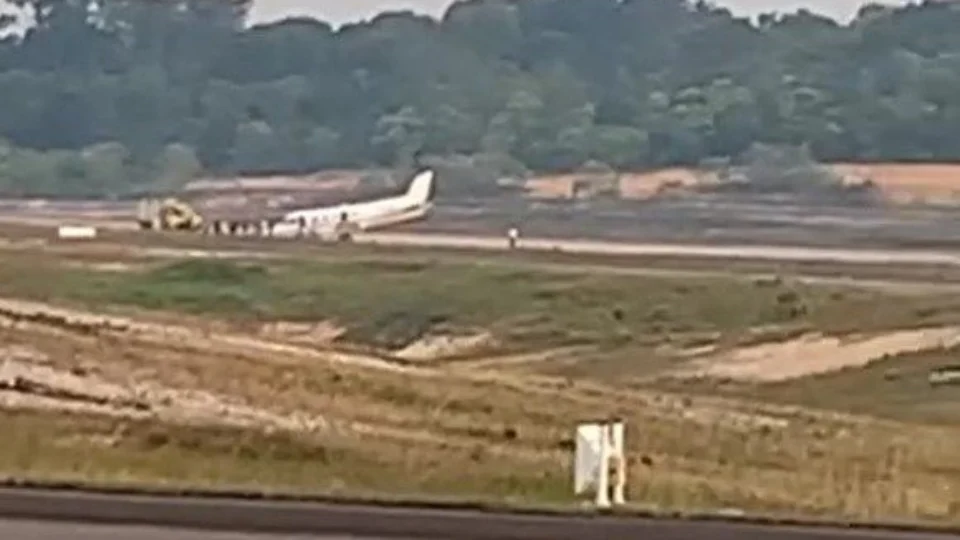 VÍDEO: avião perde o controle e fica atravessado na pista de aeroporto em Manaus 