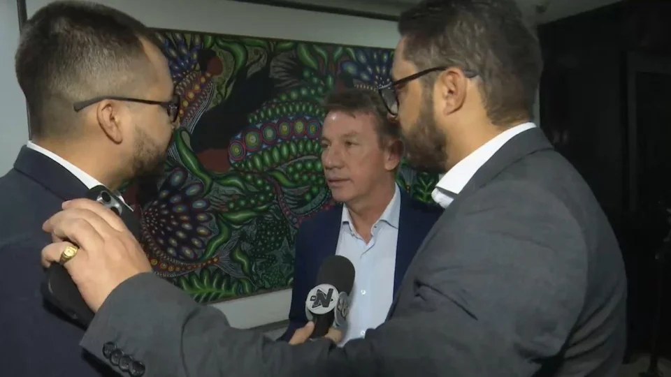 Assessor do governador de RR, Antônio Denarium, empurra equipe da TV Norte e tenta impedir entrevista sobre escândalos no estado  