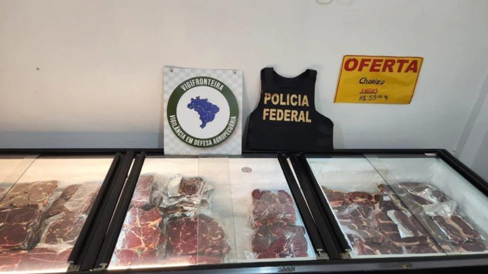 Cerca de 1,8 ton de alimentos irregulares são apreendidos em frigorífico no PR