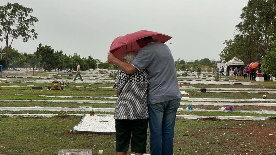 Chuva e ventania marcam o dia de finados em Palmas no TO