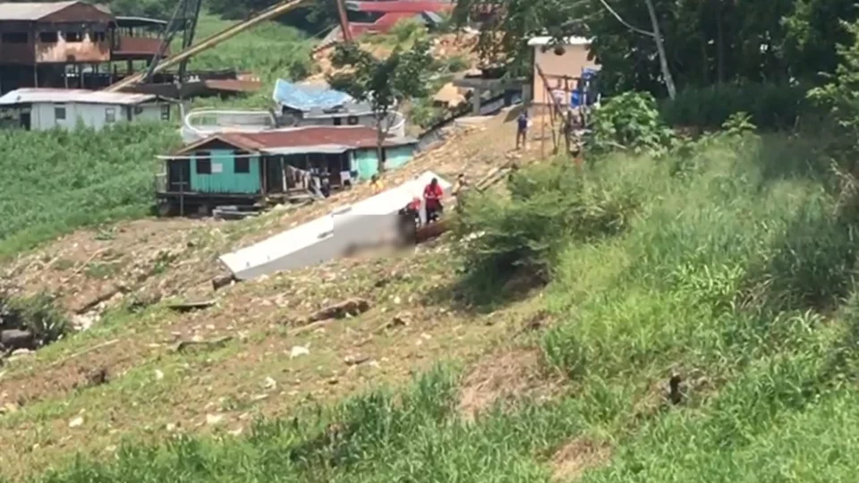 VÍDEO: corpo com marca de tiros é encontrado dentro de igarapé em Manaus
