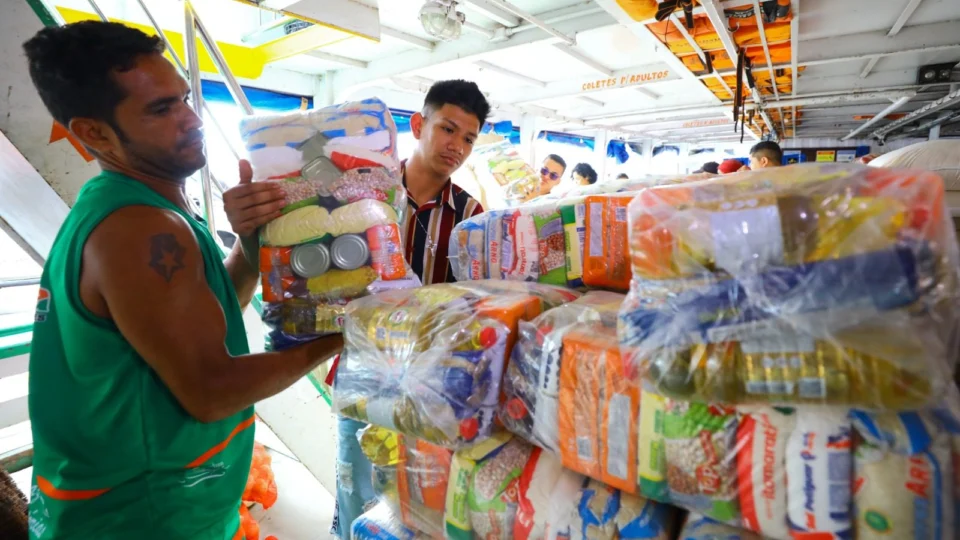 Seca no AM: famílias afetadas recebem cestas básicas na RDS Rio Amapá