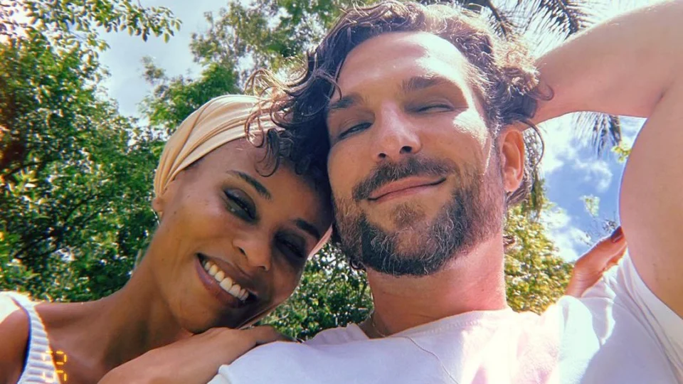 Ex-BBB Aline Wirley e marido chegam a Manaus para encontrar filhos adotivos