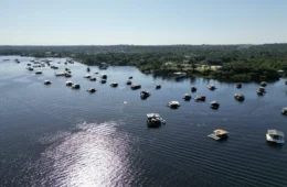 Flutuantes irregulares no Tarumã devem ser removidos até 2027; entenda o plano e as punições