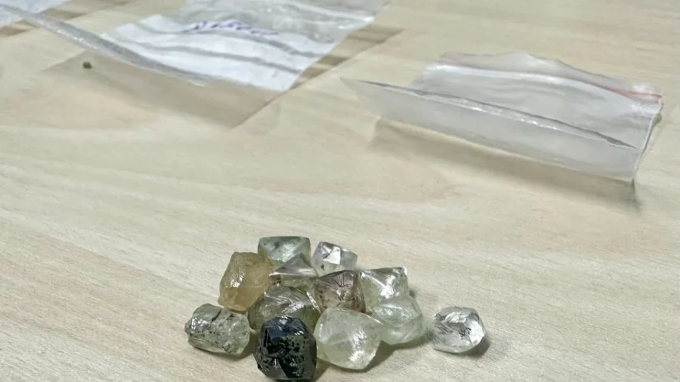 Homem é preso com cerca de R$ 1 milhão em diamantes de garimpo ilegal, no AM