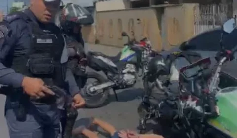 VÍDEO: homem é preso com revólver, munições e moto roubada em Manaus