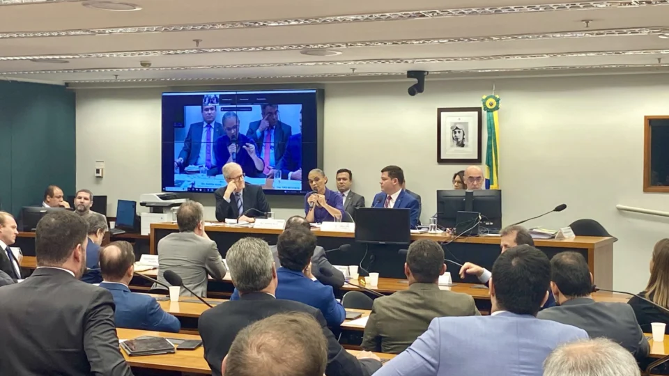 Ministra Marina Silva presta esclarecimentos sobre agropecuária em Comissão