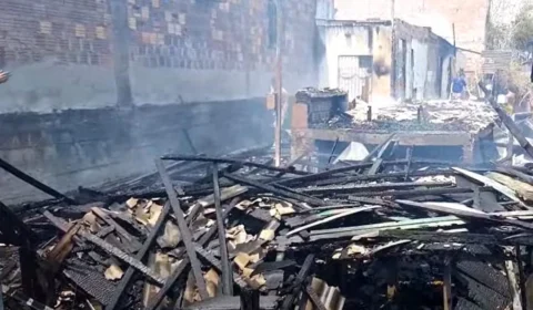 Incêndio atinge casas e deixa famílias desalojadas em Manaus