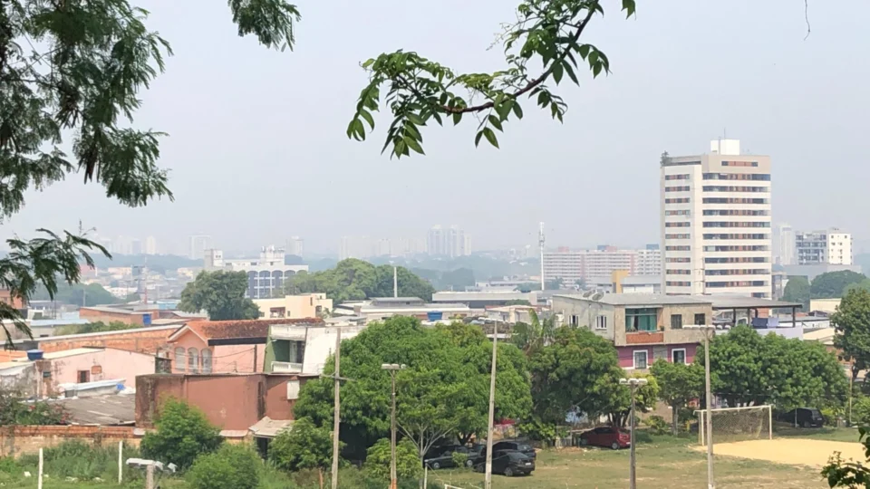 Intensa fumaça volta a encobrir Manaus nesta quinta-feira, 16