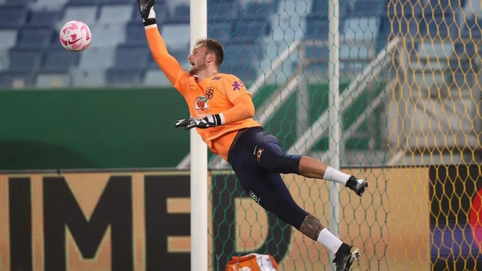 Convocado por Diniz, Lucas Perri é o único a ir a campo durante treino