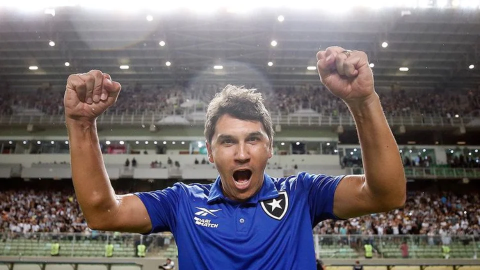 Em nota, Botafogo demite Lúcio Flávio