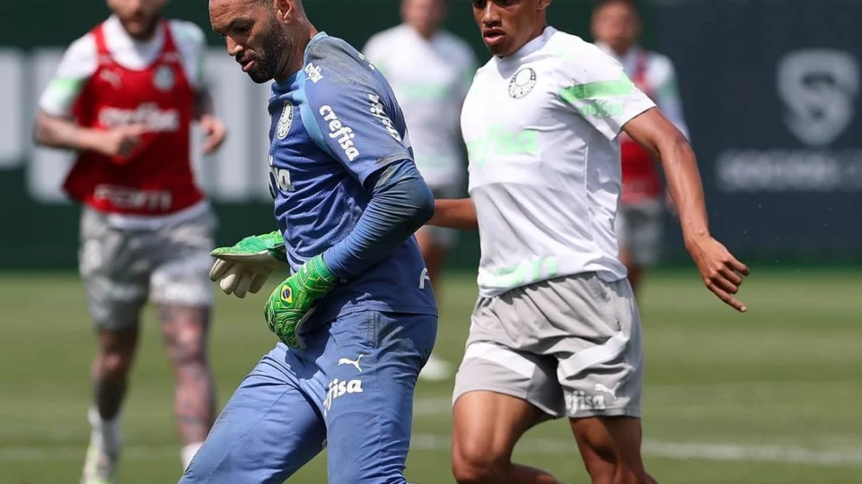 Luan e Piquerez continuam fora e Palmeiras chama jogadores da base