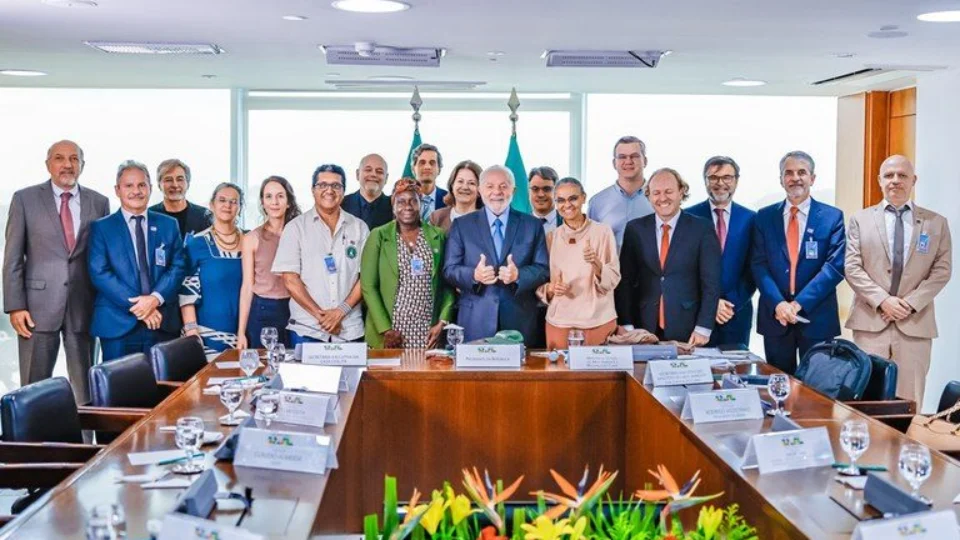 Lula se reúne com especialistas e reforça metas climáticas do Brasil antes da COP 28