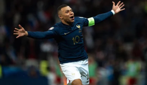 Mbappé alcança 300 gols na carreira mais rápido que Messi e CR7