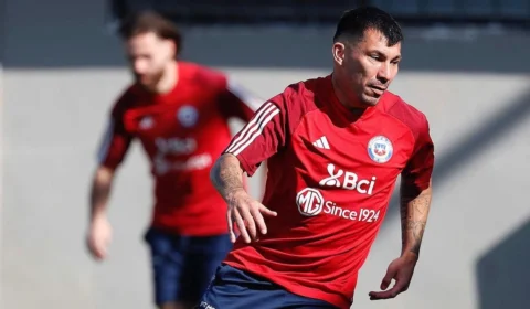 Medel leva cartão pela seleção chilena e Vasco comemora