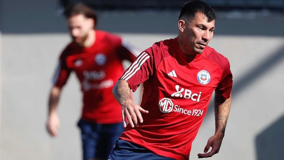 Medel leva cartão pela seleção chilena e Vasco comemora