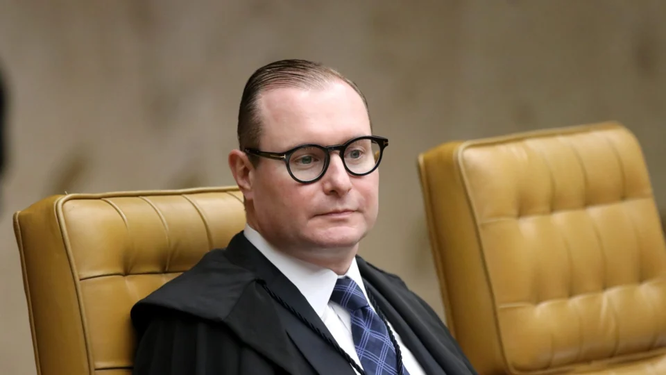 Ministro Zanin vota para condenar mais 6 réus por atos golpistas de 8/1