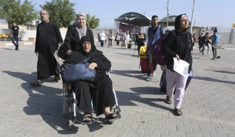 Fronteira com Egito é aberta para saída de estrangeiros de Gaza