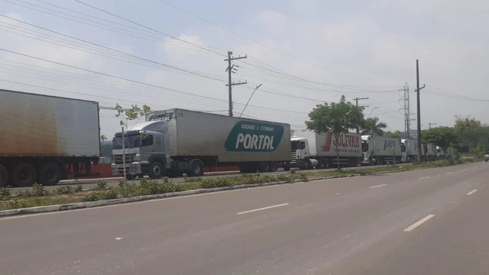 Navios com cargas geram corridas de caminhoneiros no Porto da Ceasa em Manaus