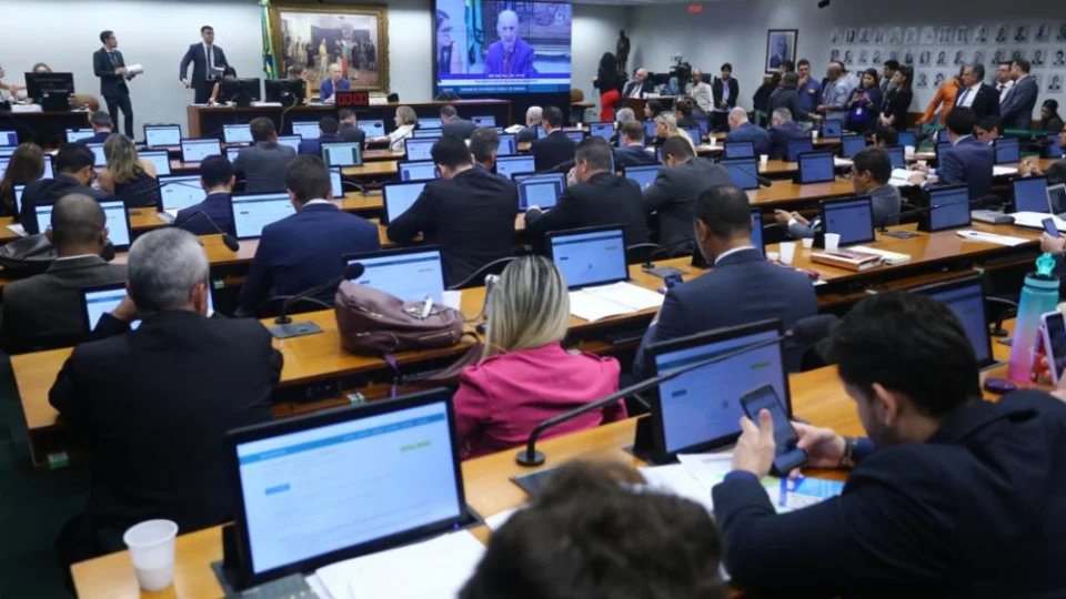 Com PL na presidência da CCJ em 2024, PEC que limita poderes do STF pode fluir