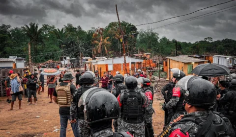Reintegração de posse retira invasores de área no Tarumã, em Manaus