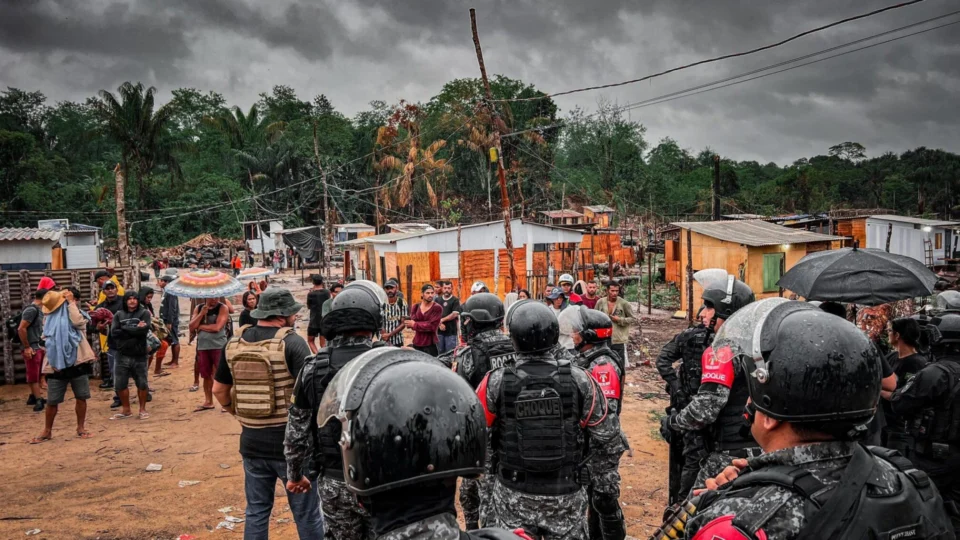 Reintegração de posse retira invasores de área no Tarumã, em Manaus