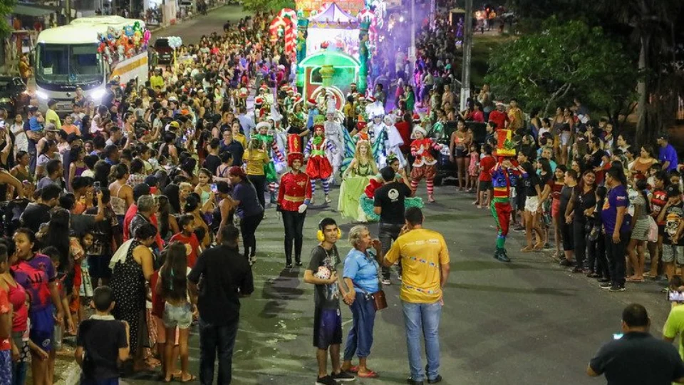 Cinco mil pessoas prestigiam a 6ª Parada Natalina, no Viver Melhor, em Manaus