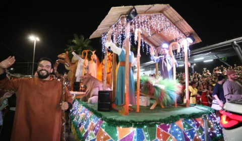 Parada Natalina ocorre na Avenida do Samba, em Manaus, neste domingo, 26