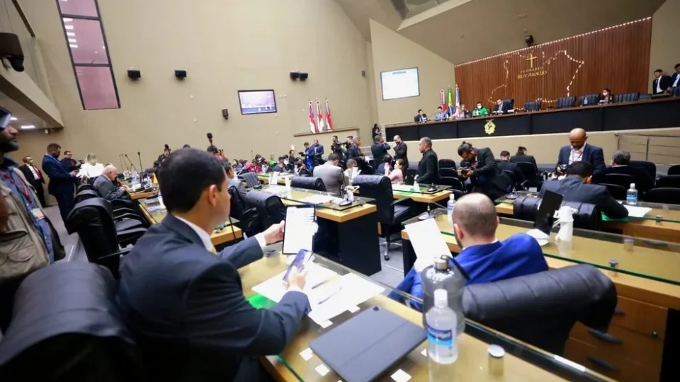 Deputados derrubam veto a PL que permite igrejas a ocupar escolas no AM