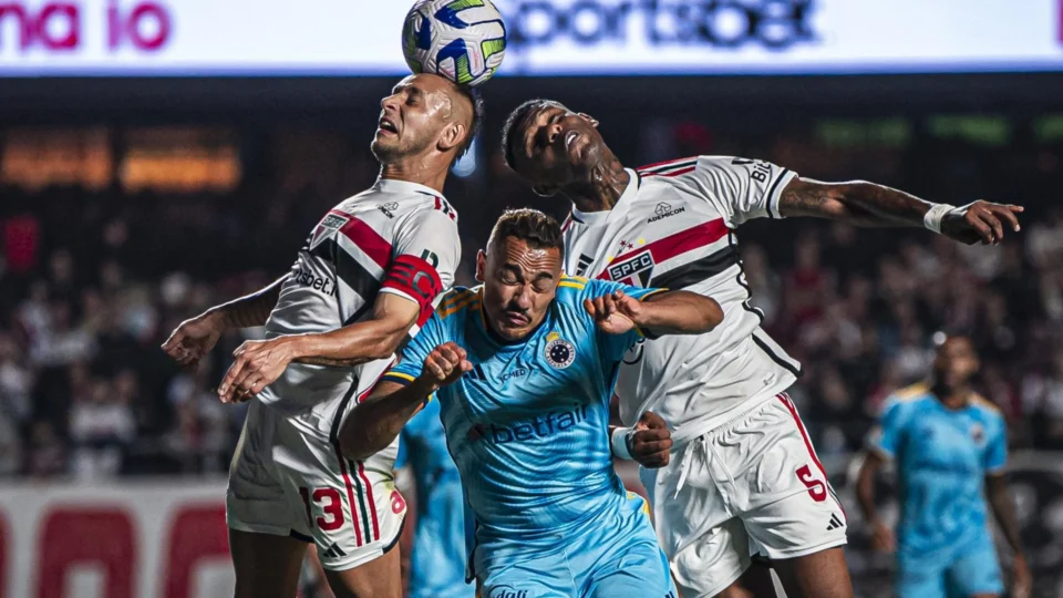 São Paulo vence Cruzeiro e se aproxima de número mágico para fugir do Z4