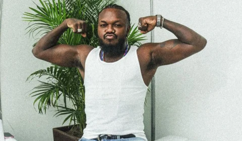 VÍDEO: roupa do rapper Djonga pega fogo durante show, no Rio de Janeiro