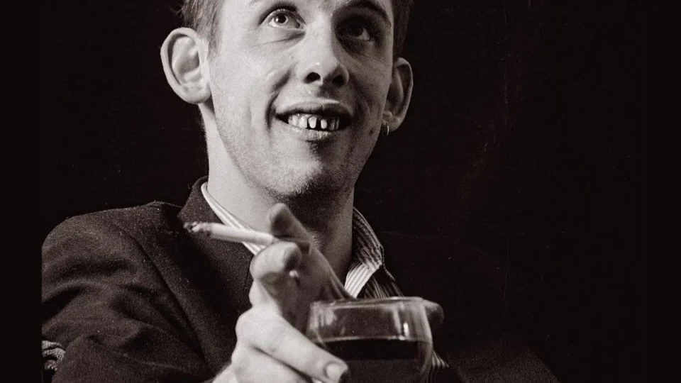 Morre Shane MacGowan, vocalista do The Pogues, aos 65 anos