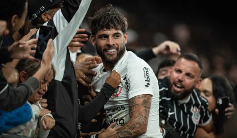 Corinthians vence o Athletico-PR e avança no Brasileirão 