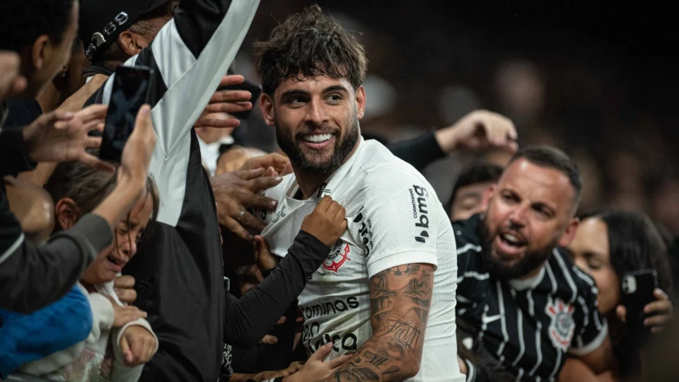 Corinthians vence o Athletico-PR e avança no Brasileirão 
