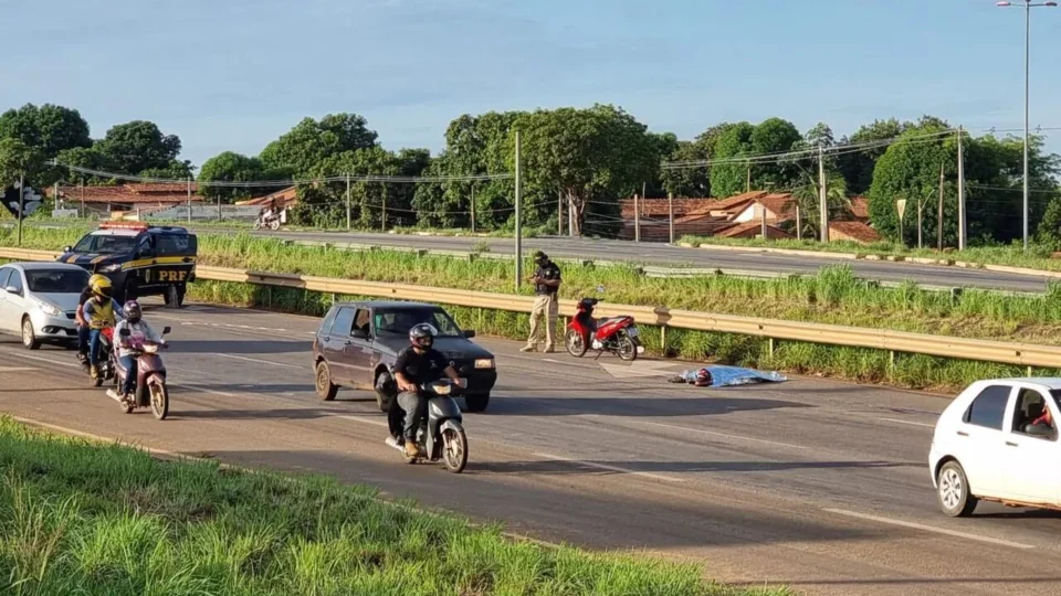 Pneu de moto estoura e mulher morre ao cair de moto na BR-010 no TO