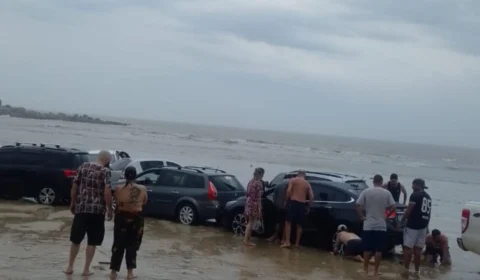 VÍDEO: tsunami meteorológico arrasta veículos e objetos para o Mar em SC