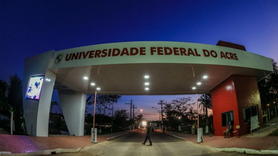 Servidores paralisam atividades por 24h em busca de melhorias na Ufac