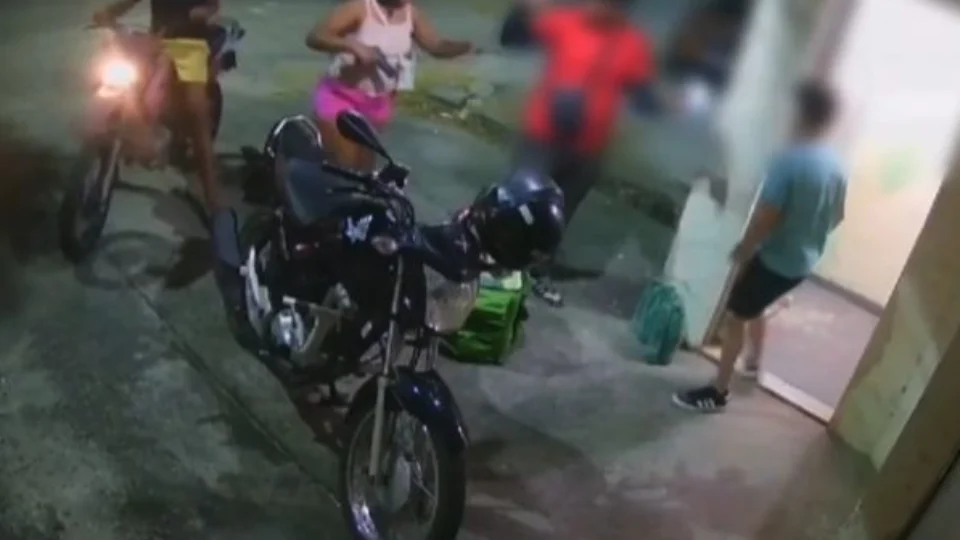VÍDEO: casal rouba moto de entregador durante pagamento de delivery no CE